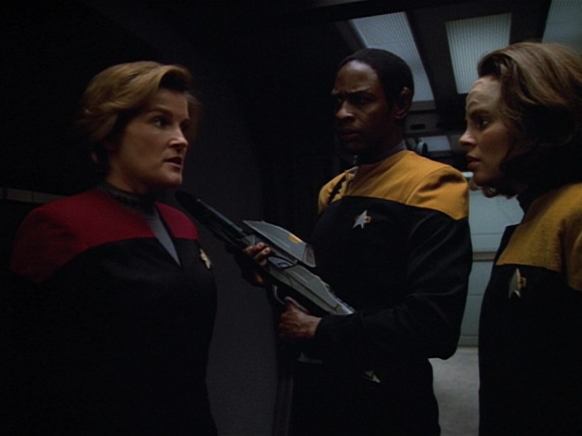 extant_StarTrek_VOY_4x13-WakingMoments_03037.jpg