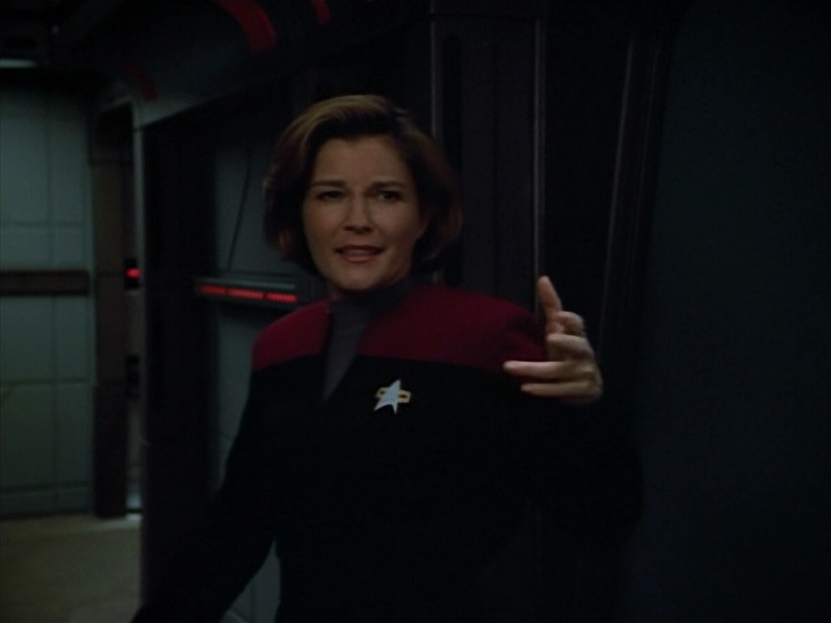 extant_StarTrek_VOY_4x13-WakingMoments_03056.jpg