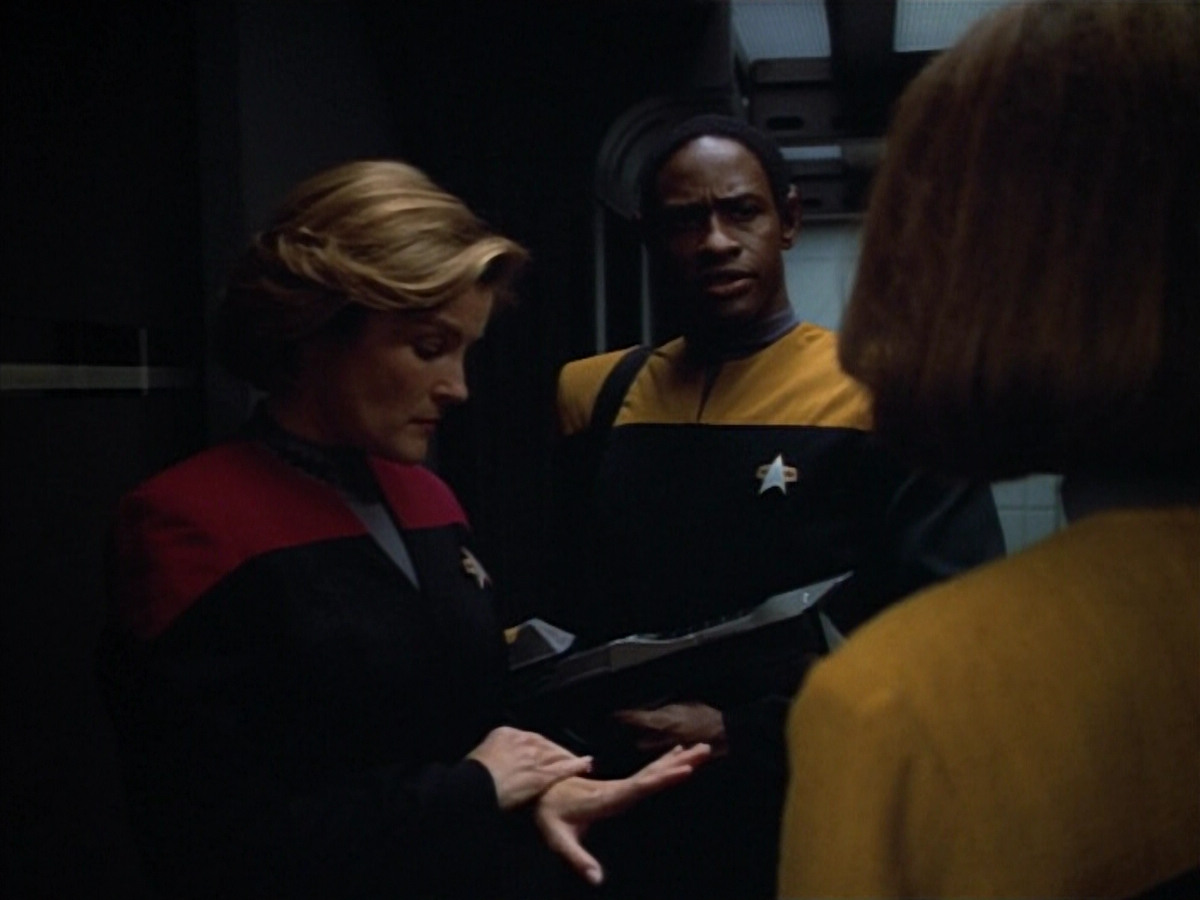 extant_StarTrek_VOY_4x13-WakingMoments_03096.jpg