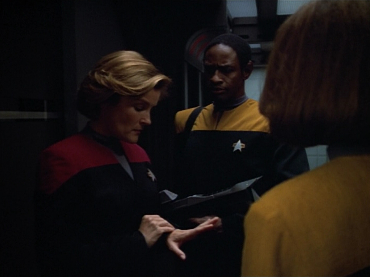 extant_StarTrek_VOY_4x13-WakingMoments_03097.jpg