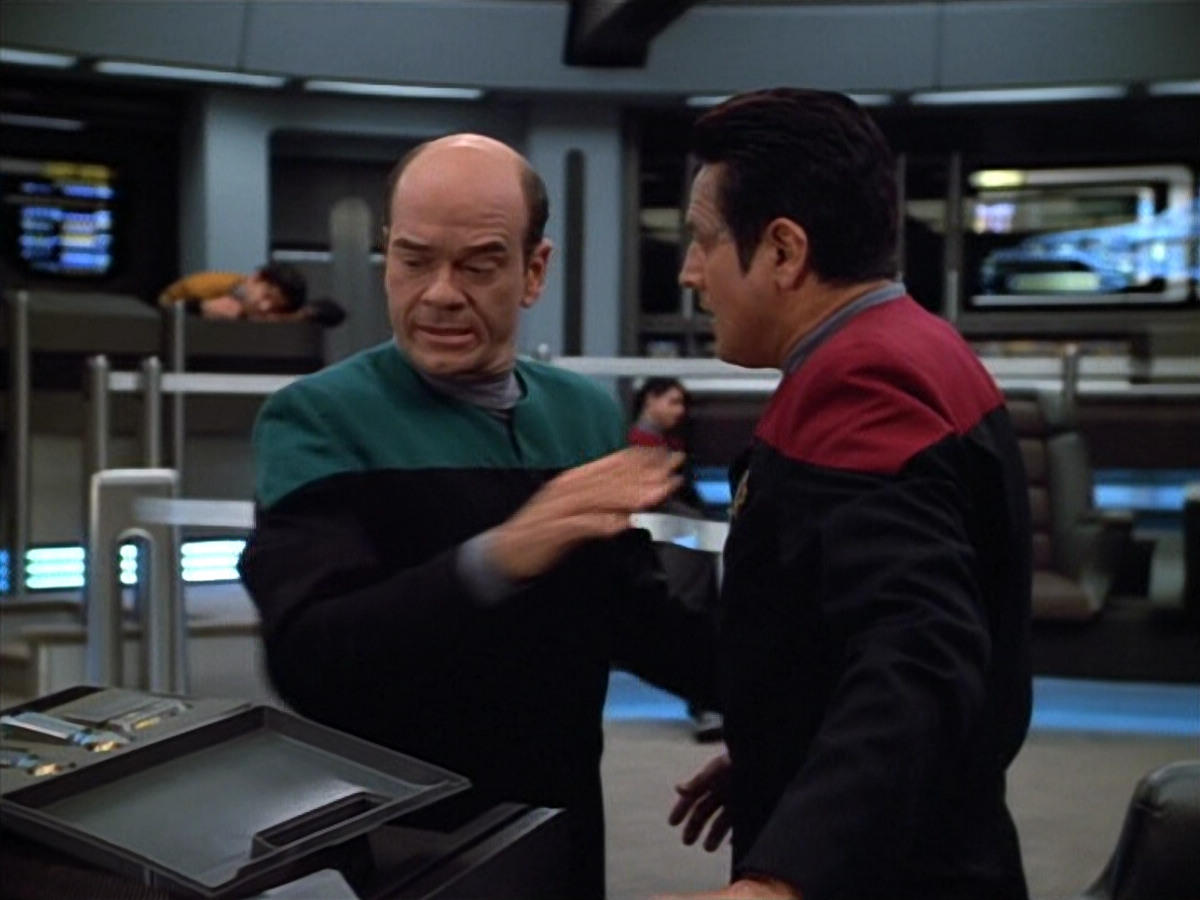 extant_StarTrek_VOY_4x13-WakingMoments_03208.jpg