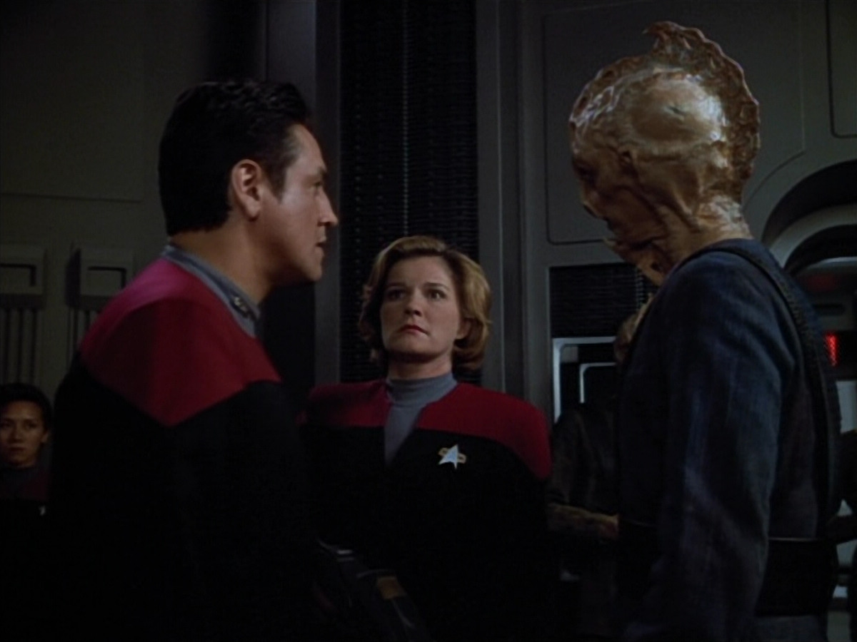 extant_StarTrek_VOY_4x13-WakingMoments_03628.jpg