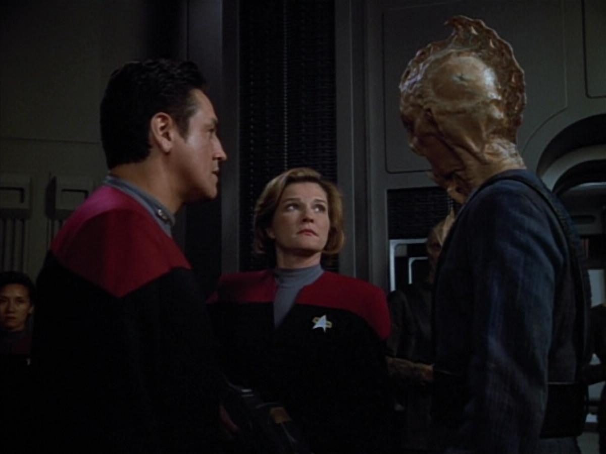 extant_StarTrek_VOY_4x13-WakingMoments_03629.jpg