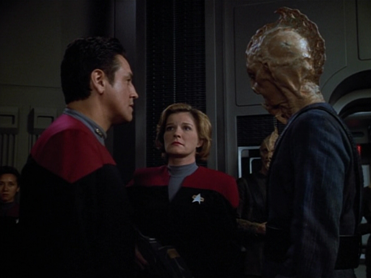 extant_StarTrek_VOY_4x13-WakingMoments_03630.jpg