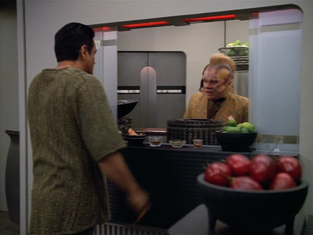 extant_StarTrek_VOY_4x13-WakingMoments_03733.jpg