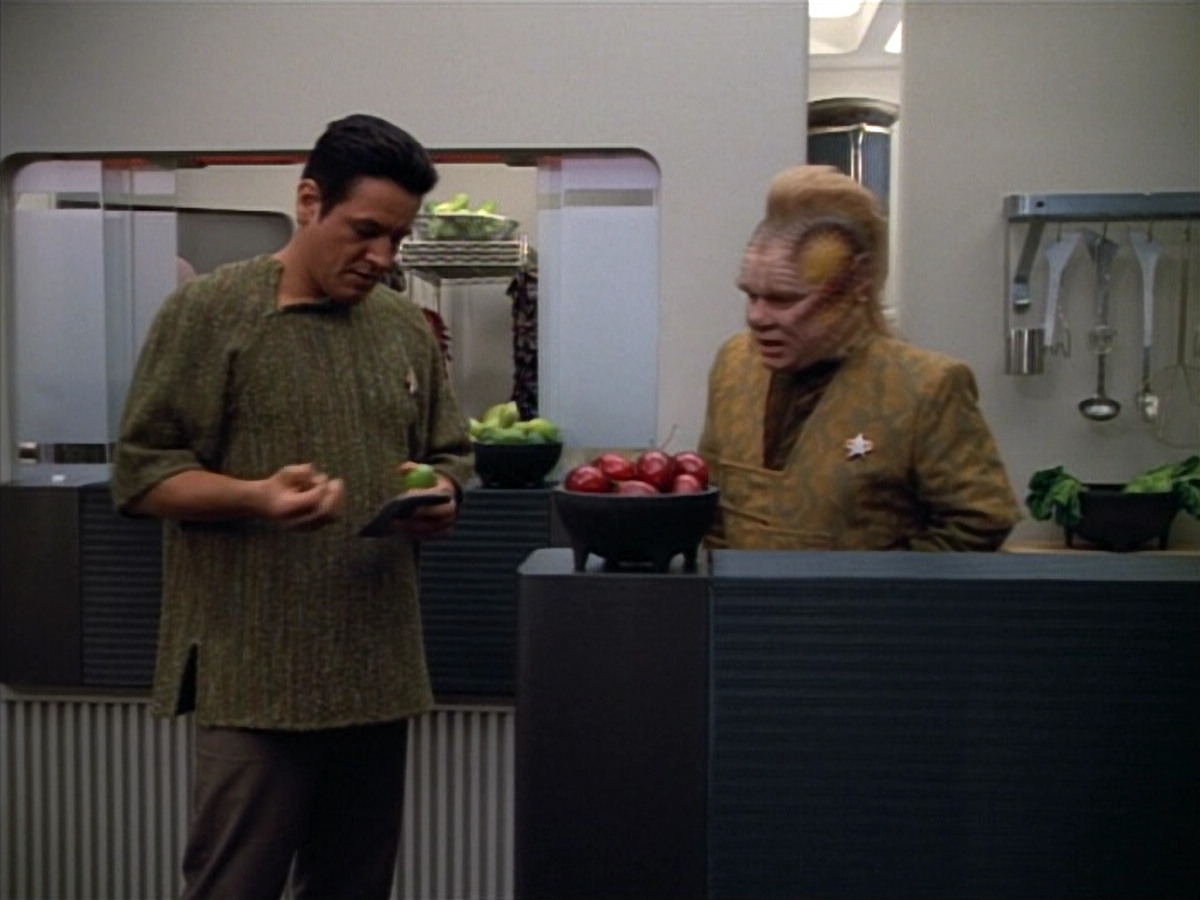 extant_StarTrek_VOY_4x13-WakingMoments_03740.jpg