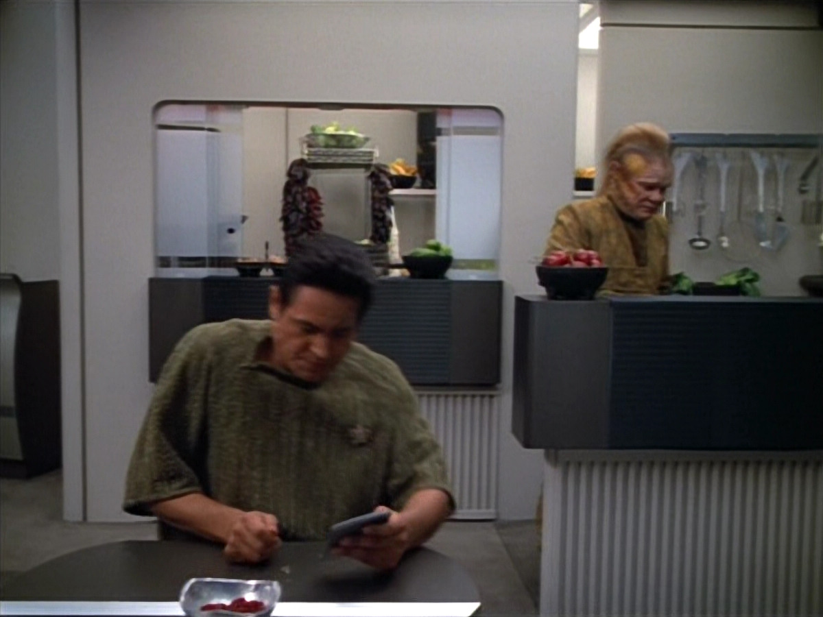 extant_StarTrek_VOY_4x13-WakingMoments_03753.jpg