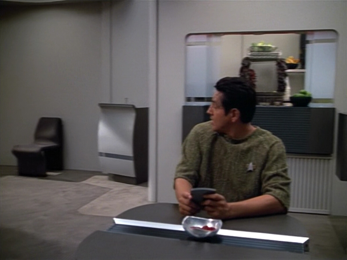 extant_StarTrek_VOY_4x13-WakingMoments_03763.jpg