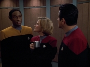 extant_StarTrek_VOY_4x13-WakingMoments_01383.jpg