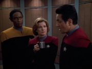 extant_StarTrek_VOY_4x13-WakingMoments_01387.jpg