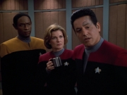 extant_StarTrek_VOY_4x13-WakingMoments_01390.jpg