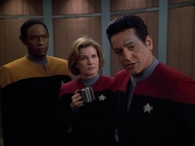 extant_StarTrek_VOY_4x13-WakingMoments_01391.jpg