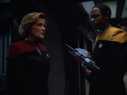 extant_StarTrek_VOY_4x13-WakingMoments_03028.jpg