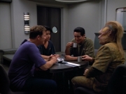 extant_StarTrek_VOY_4x13-WakingMoments_03784.jpg