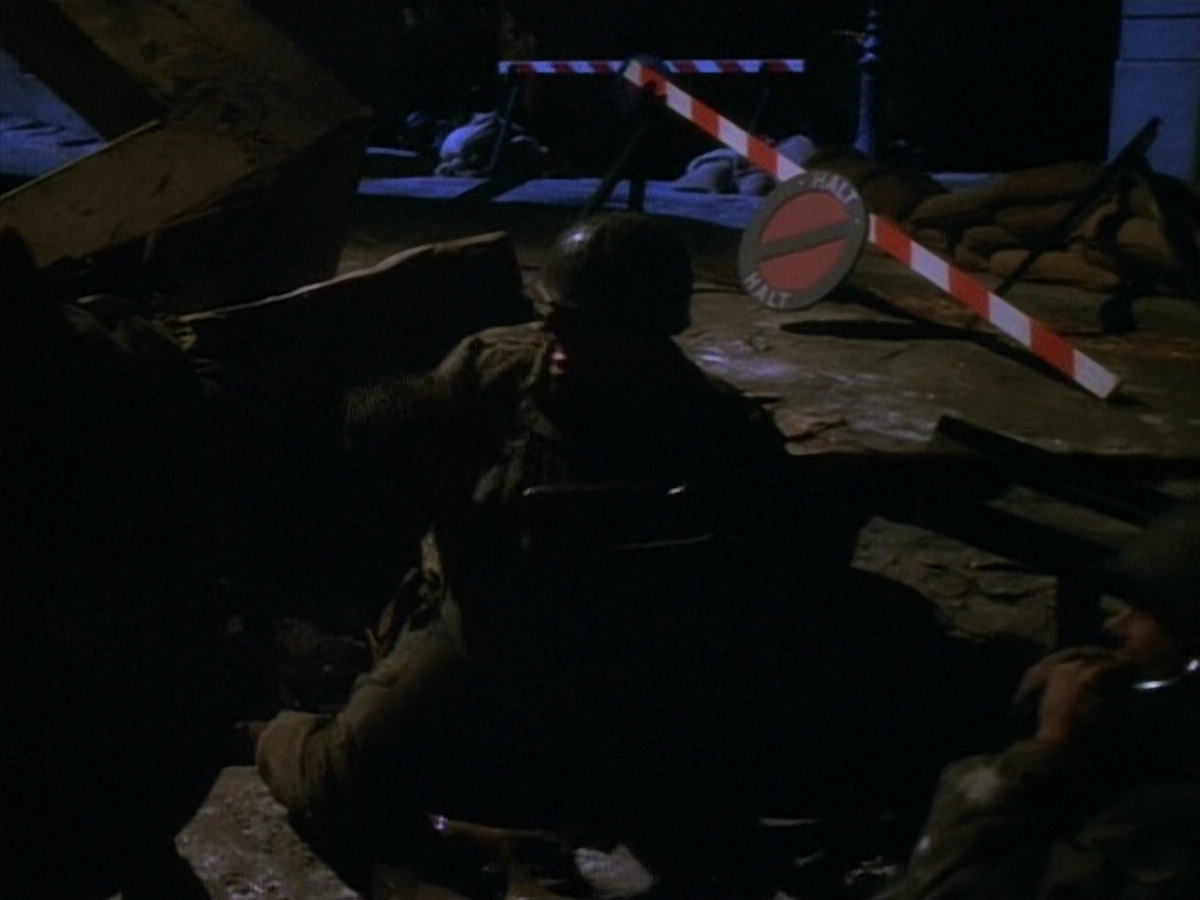 extant_StarTrekVOY_4x19-TheKillingGamePart2_00139.jpg