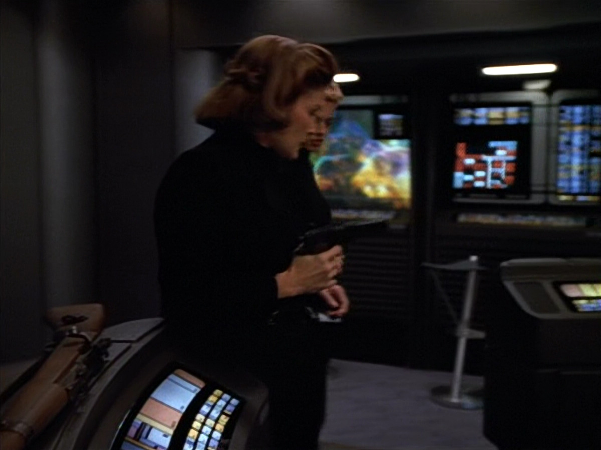extant_StarTrekVOY_4x19-TheKillingGamePart2_00172.jpg