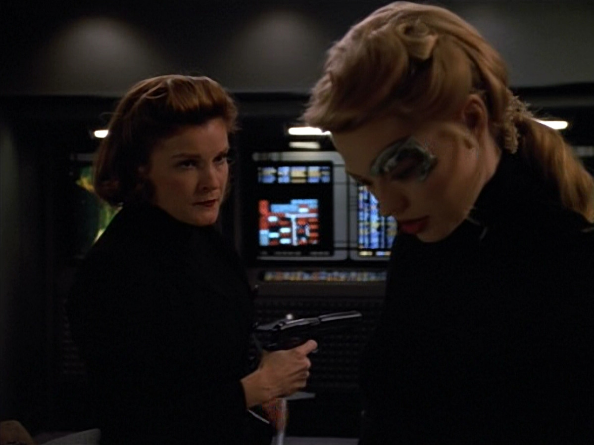 extant_StarTrekVOY_4x19-TheKillingGamePart2_00200.jpg