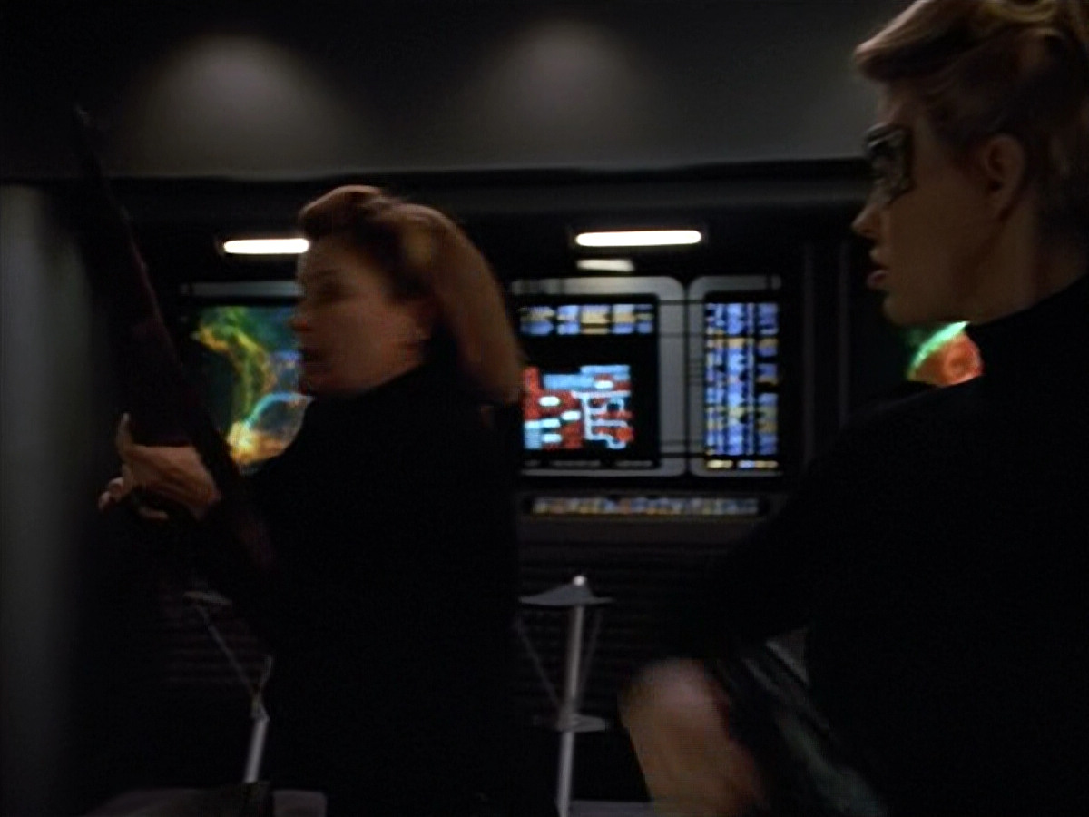 extant_StarTrekVOY_4x19-TheKillingGamePart2_00219.jpg