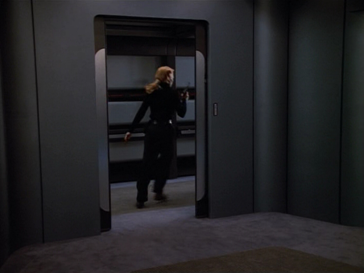 extant_StarTrekVOY_4x19-TheKillingGamePart2_00225.jpg