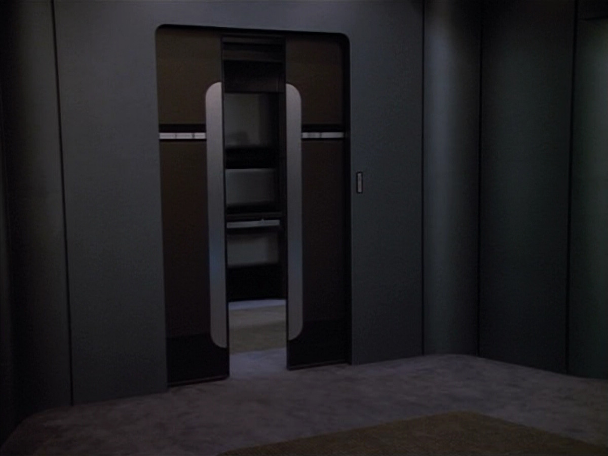 extant_StarTrekVOY_4x19-TheKillingGamePart2_00226.jpg