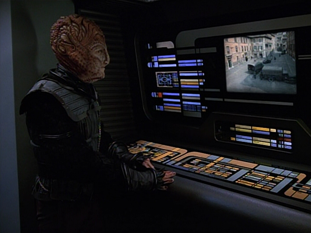extant_StarTrekVOY_4x19-TheKillingGamePart2_00379.jpg