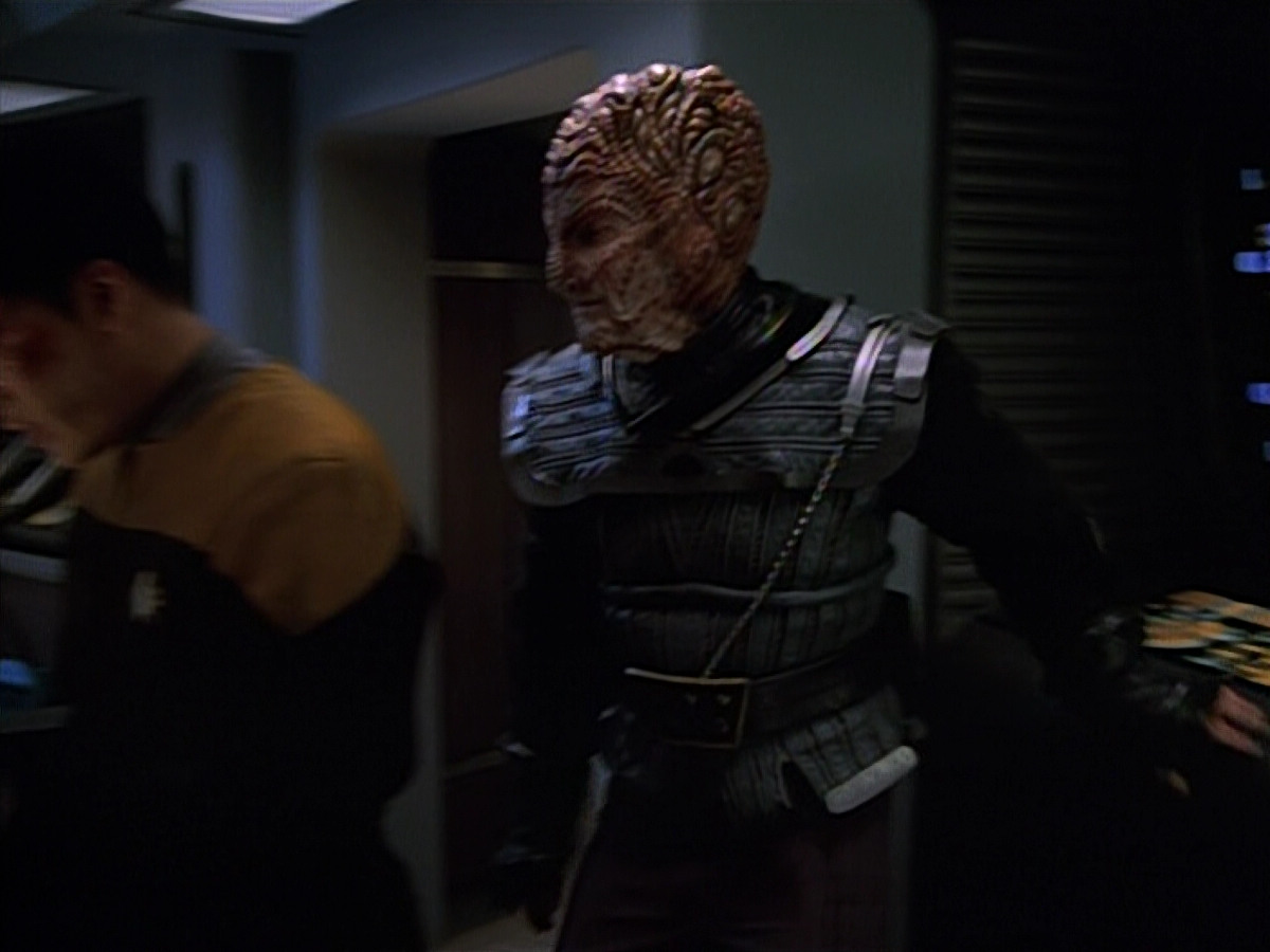 extant_StarTrekVOY_4x19-TheKillingGamePart2_00384.jpg