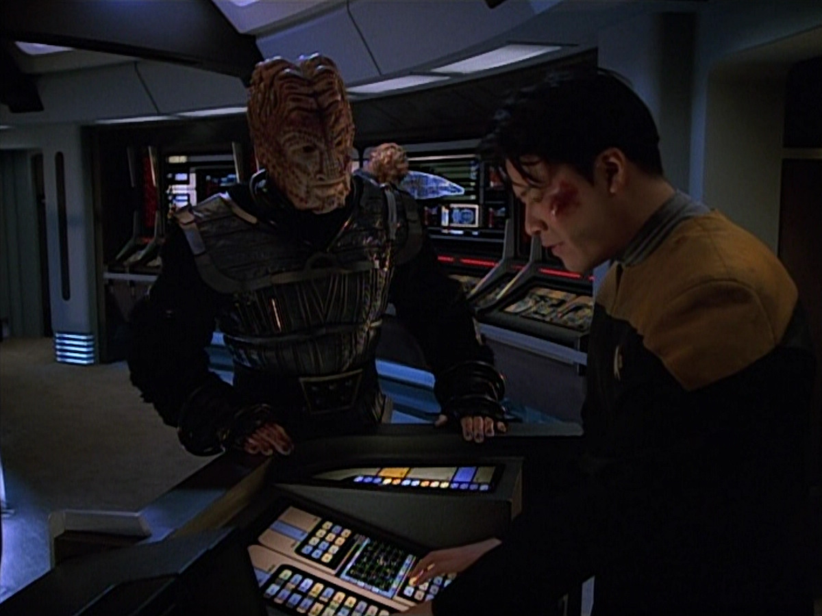 extant_StarTrekVOY_4x19-TheKillingGamePart2_00391.jpg