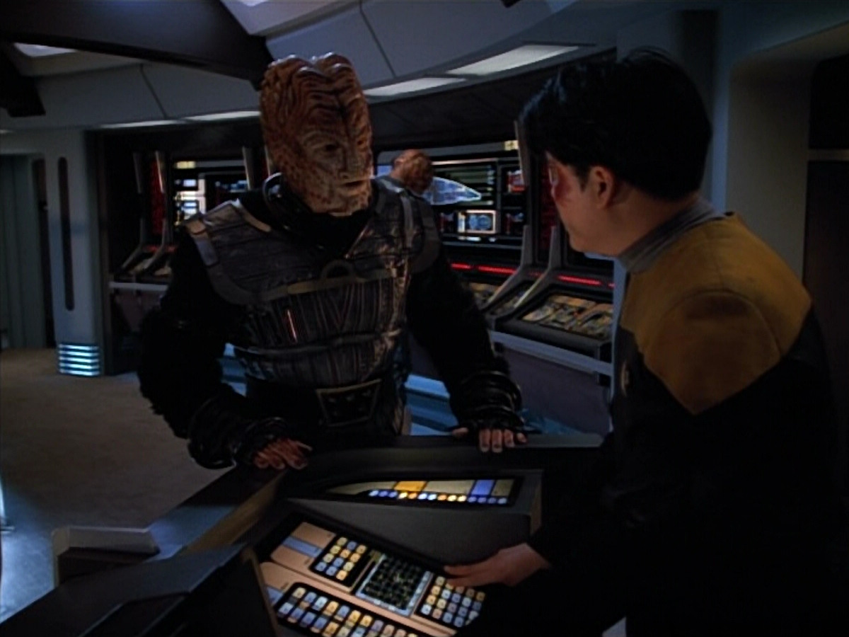 extant_StarTrekVOY_4x19-TheKillingGamePart2_00416.jpg