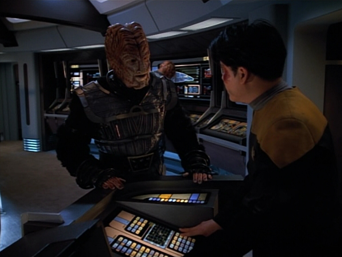 extant_StarTrekVOY_4x19-TheKillingGamePart2_00417.jpg
