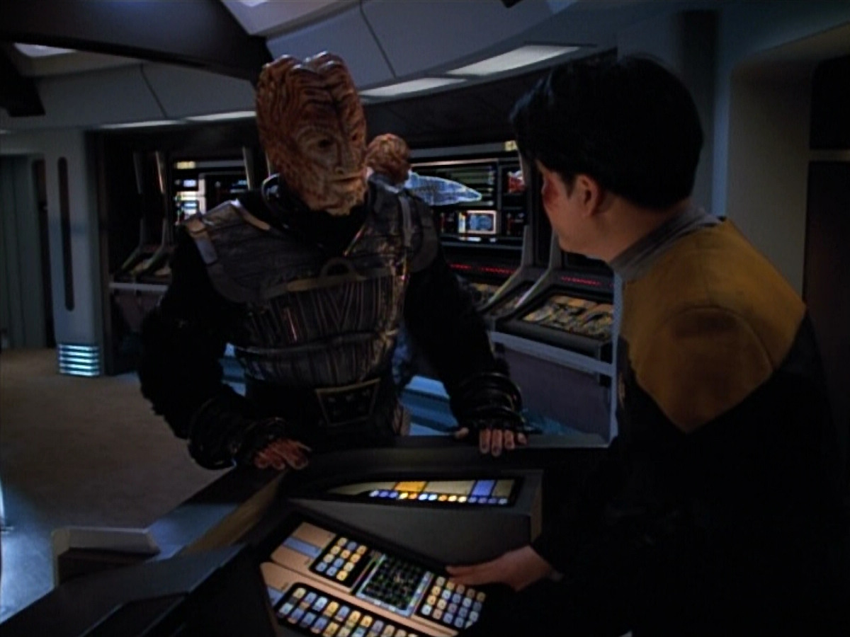 extant_StarTrekVOY_4x19-TheKillingGamePart2_00424.jpg