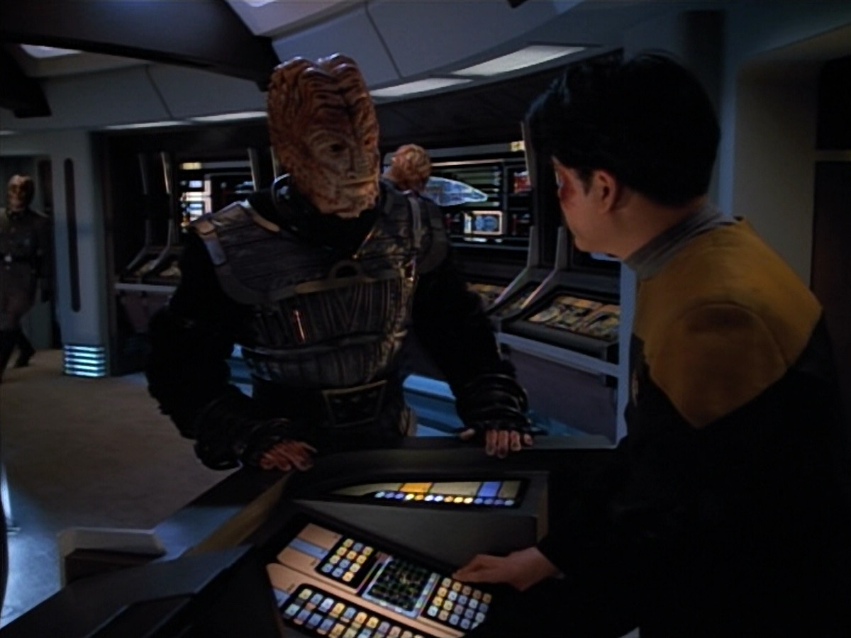 extant_StarTrekVOY_4x19-TheKillingGamePart2_00429.jpg