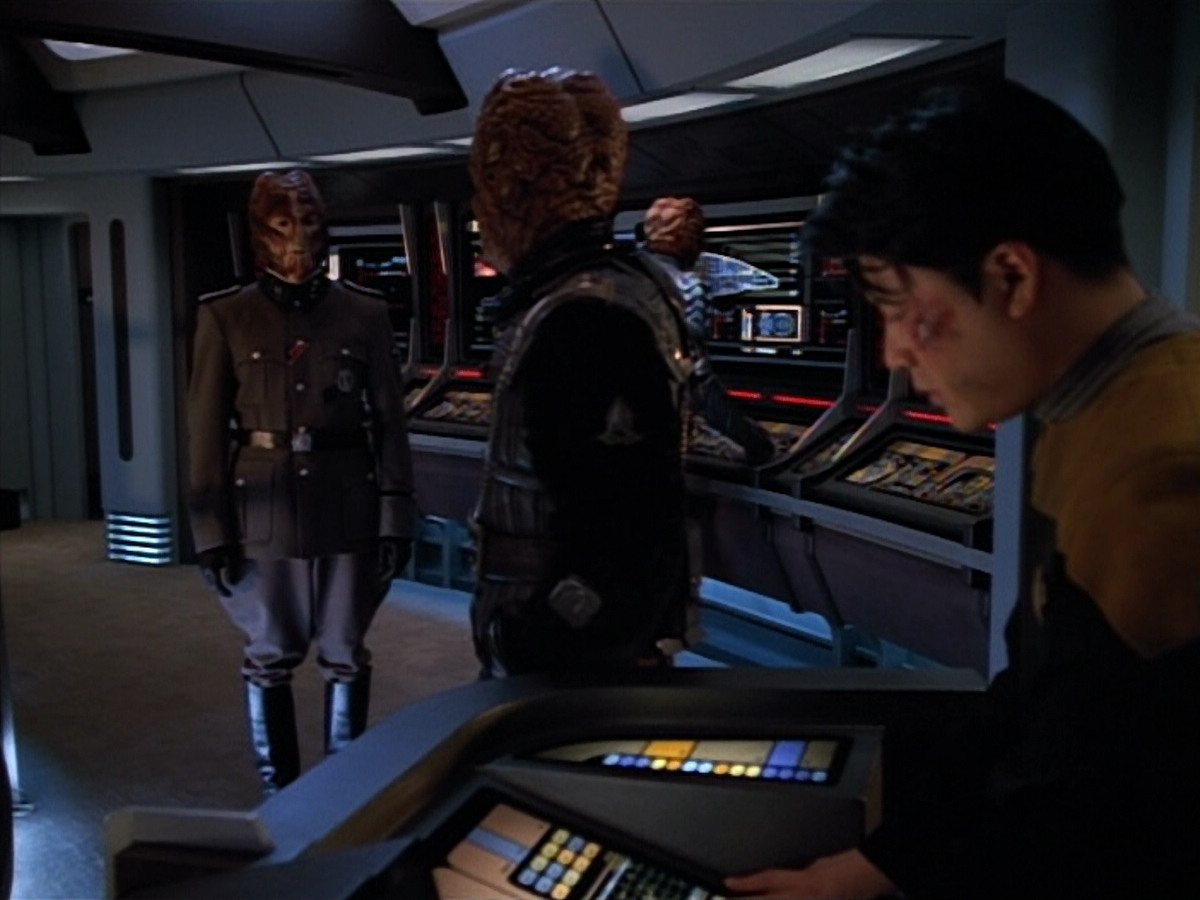 extant_StarTrekVOY_4x19-TheKillingGamePart2_00436.jpg