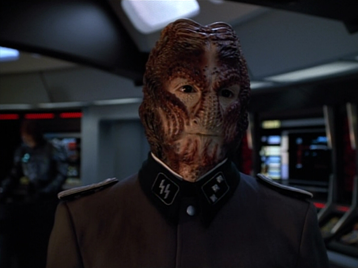 extant_StarTrekVOY_4x19-TheKillingGamePart2_00445.jpg