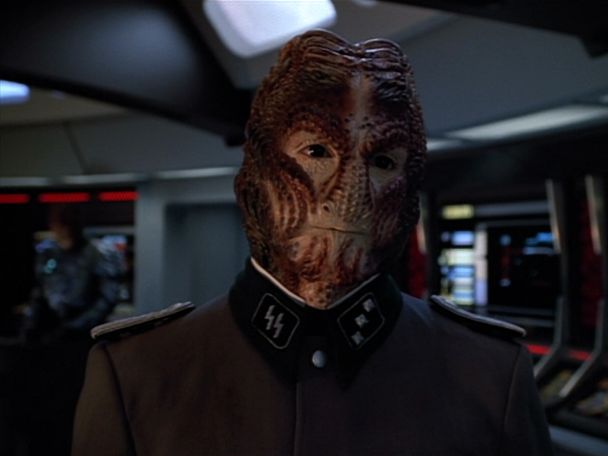 extant_StarTrekVOY_4x19-TheKillingGamePart2_00448.jpg