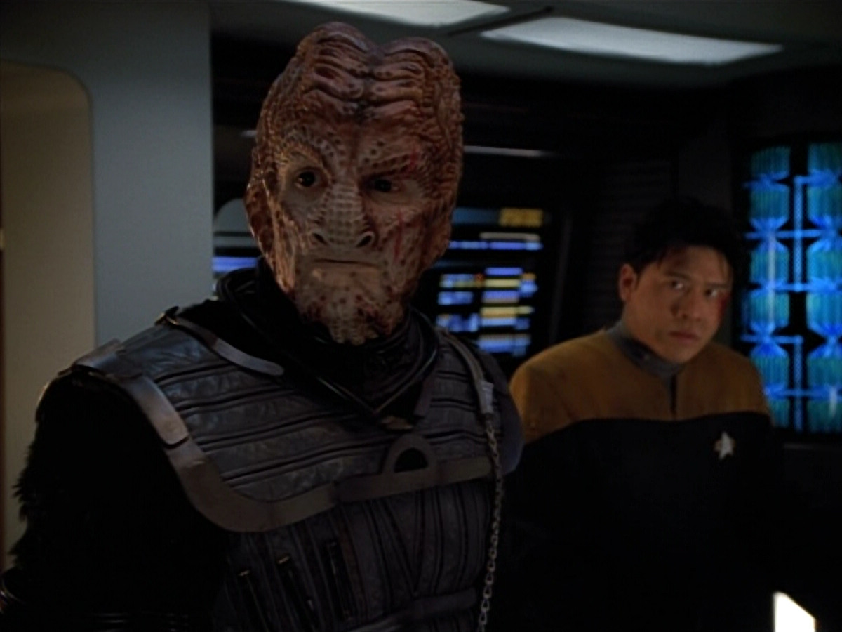 extant_StarTrekVOY_4x19-TheKillingGamePart2_00451.jpg