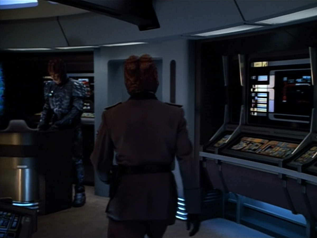 extant_StarTrekVOY_4x19-TheKillingGamePart2_00489.jpg