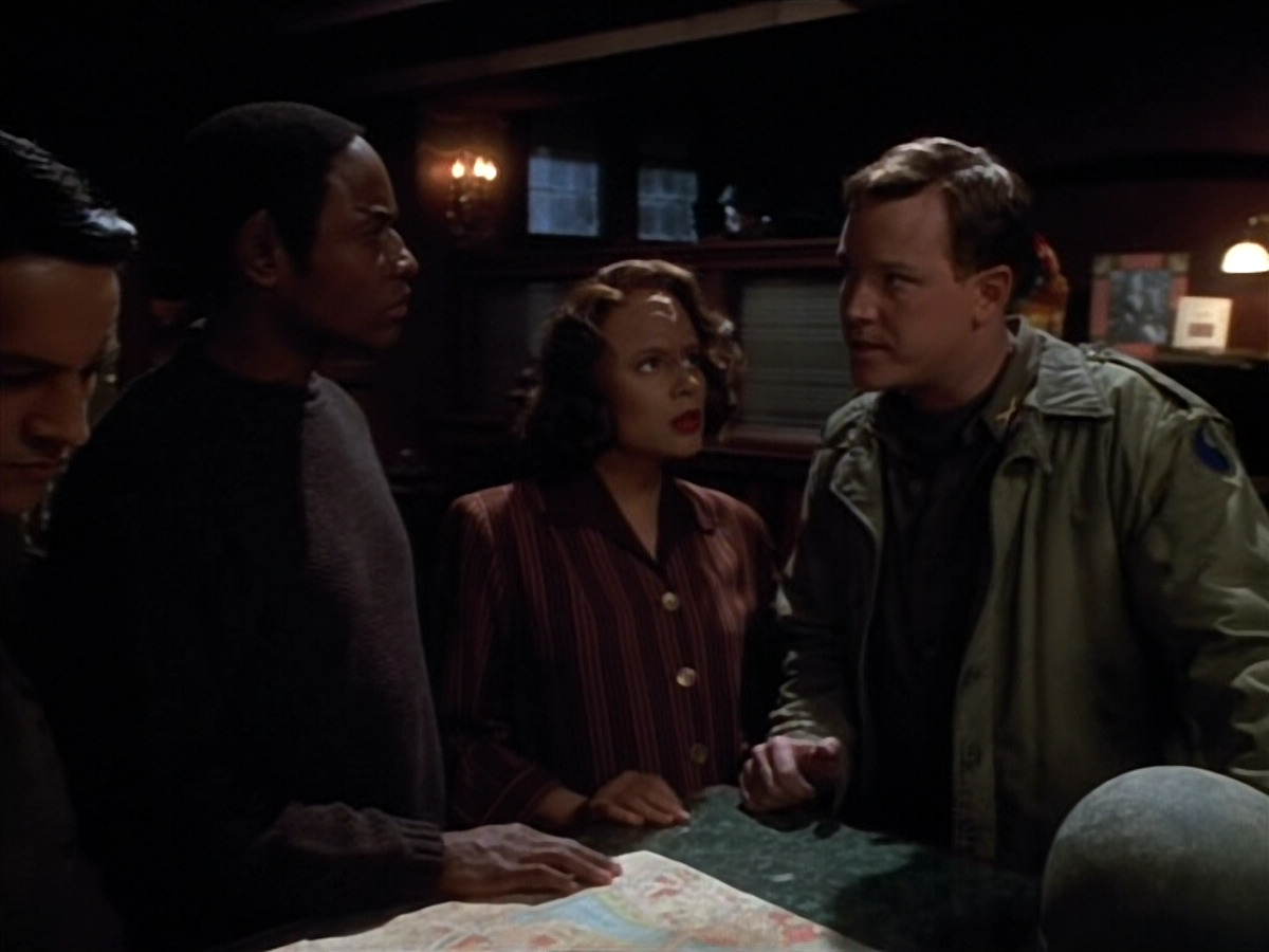 extant_StarTrekVOY_4x19-TheKillingGamePart2_00517.jpg