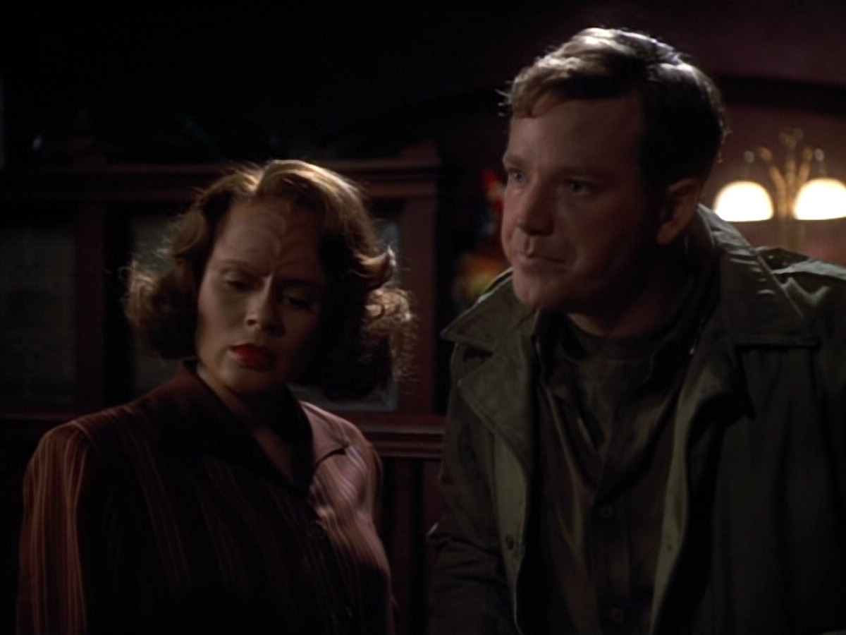 extant_StarTrekVOY_4x19-TheKillingGamePart2_00543.jpg