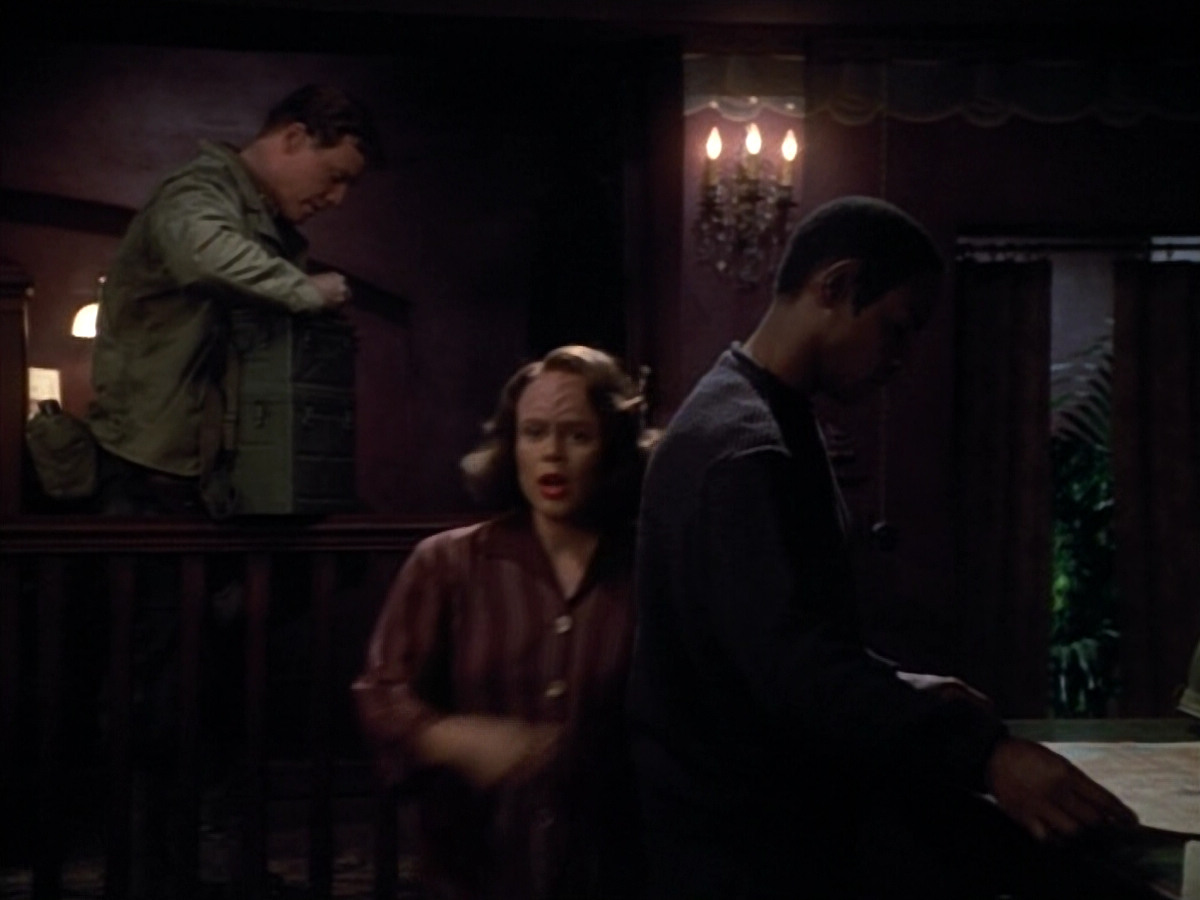 extant_StarTrekVOY_4x19-TheKillingGamePart2_00573.jpg
