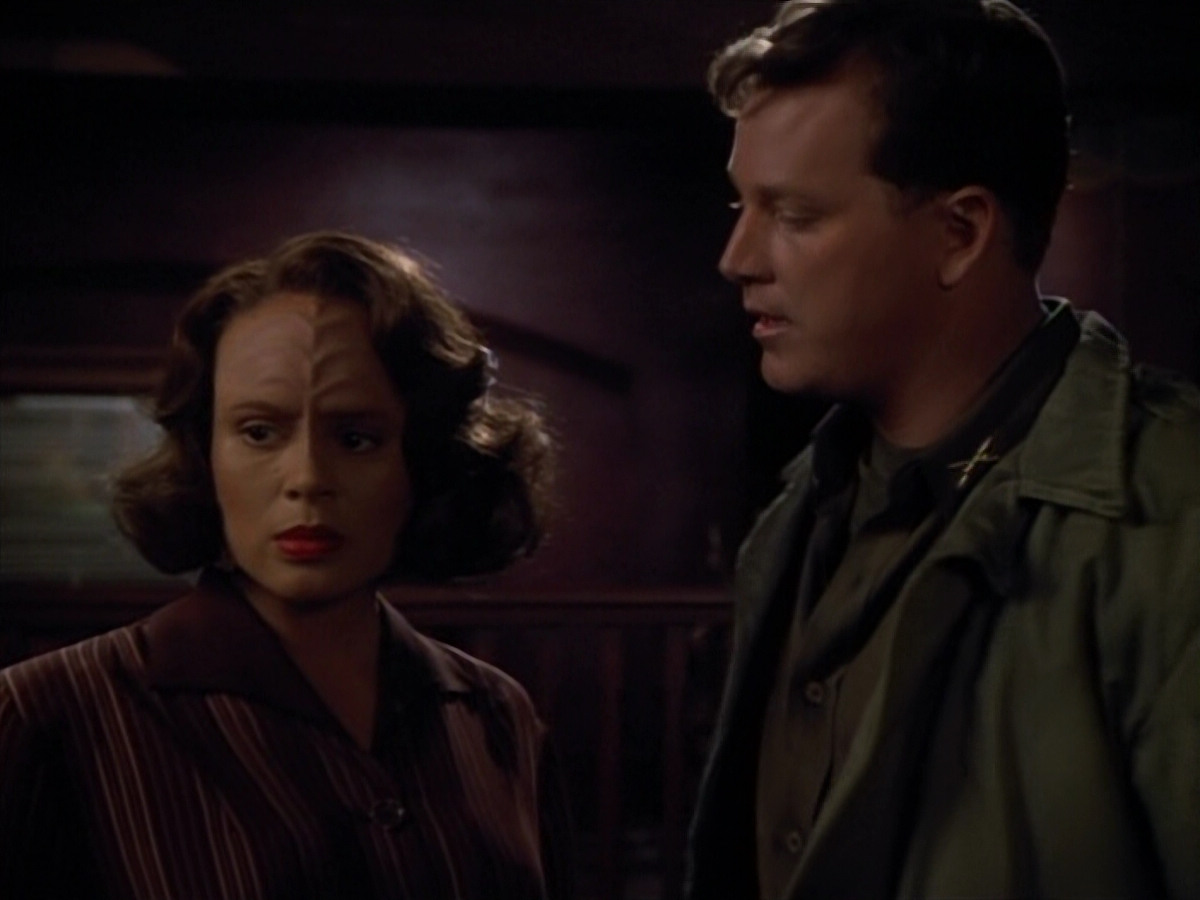 extant_StarTrekVOY_4x19-TheKillingGamePart2_00610.jpg