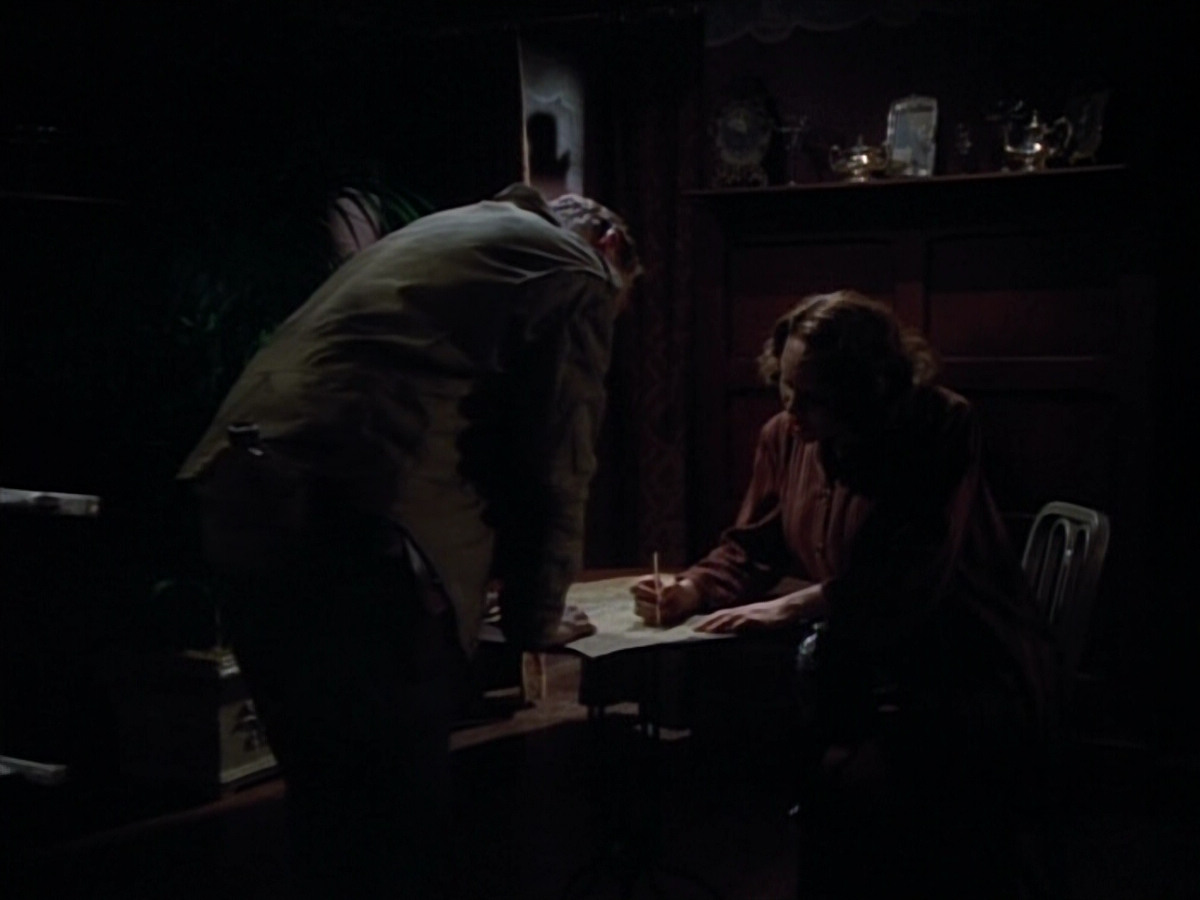 extant_StarTrekVOY_4x19-TheKillingGamePart2_00640.jpg