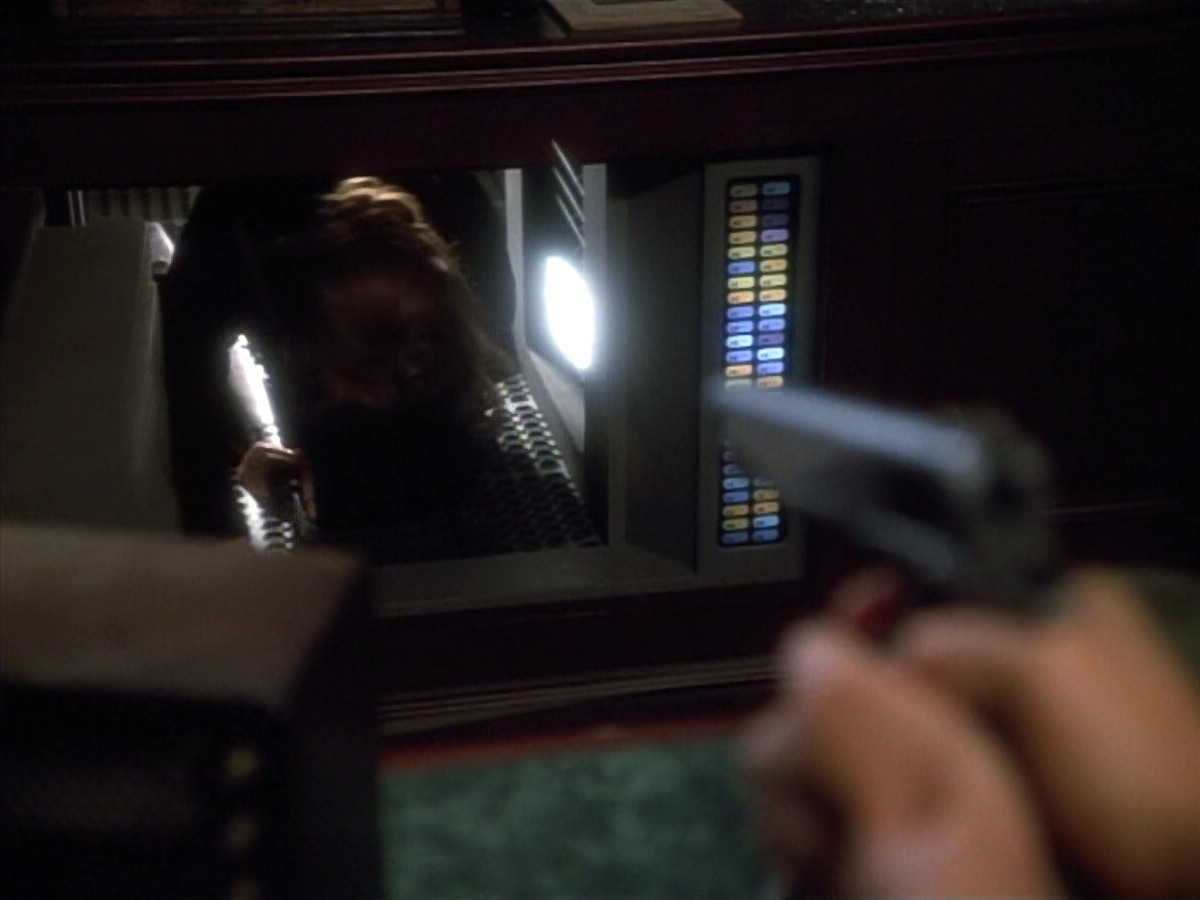 extant_StarTrekVOY_4x19-TheKillingGamePart2_00798.jpg