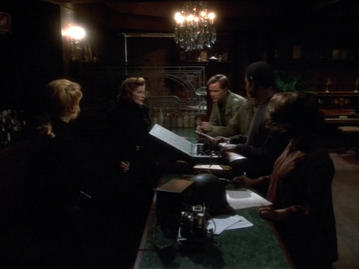 extant_StarTrekVOY_4x19-TheKillingGamePart2_00852.jpg