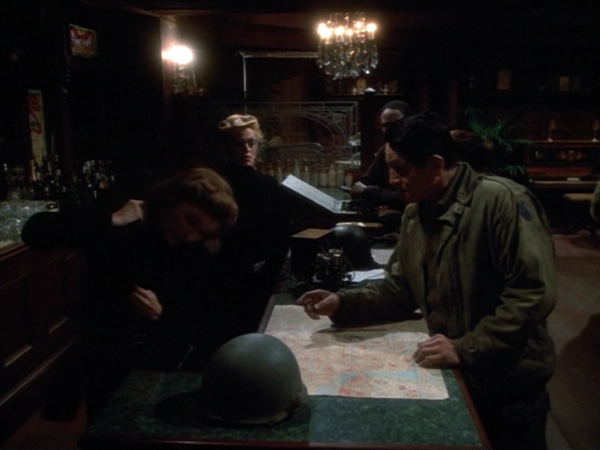 extant_StarTrekVOY_4x19-TheKillingGamePart2_00945.jpg