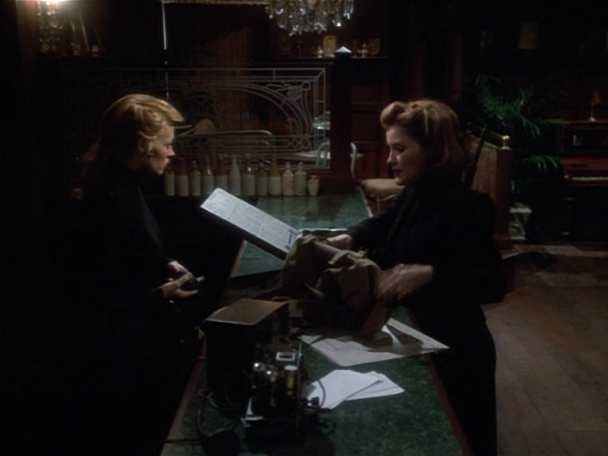 extant_StarTrekVOY_4x19-TheKillingGamePart2_00973.jpg