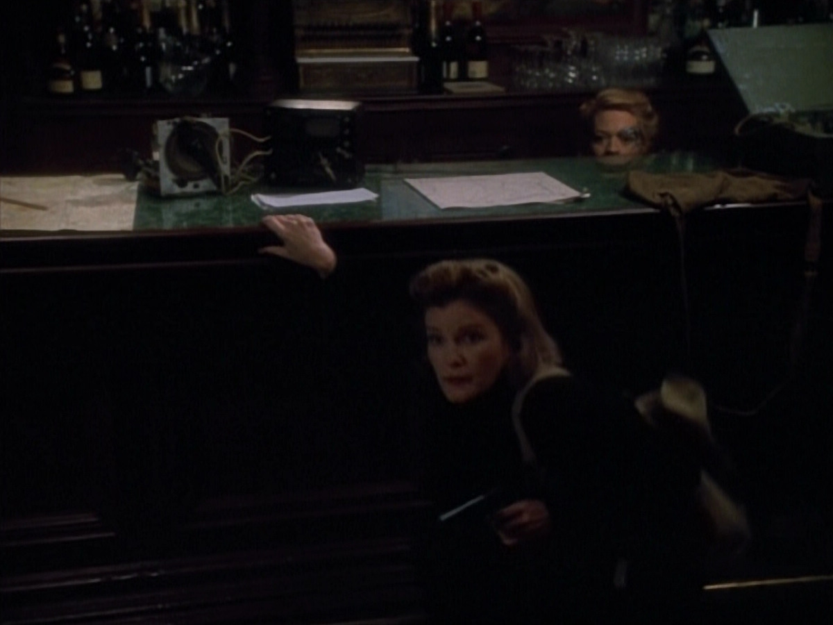 extant_StarTrekVOY_4x19-TheKillingGamePart2_01047.jpg