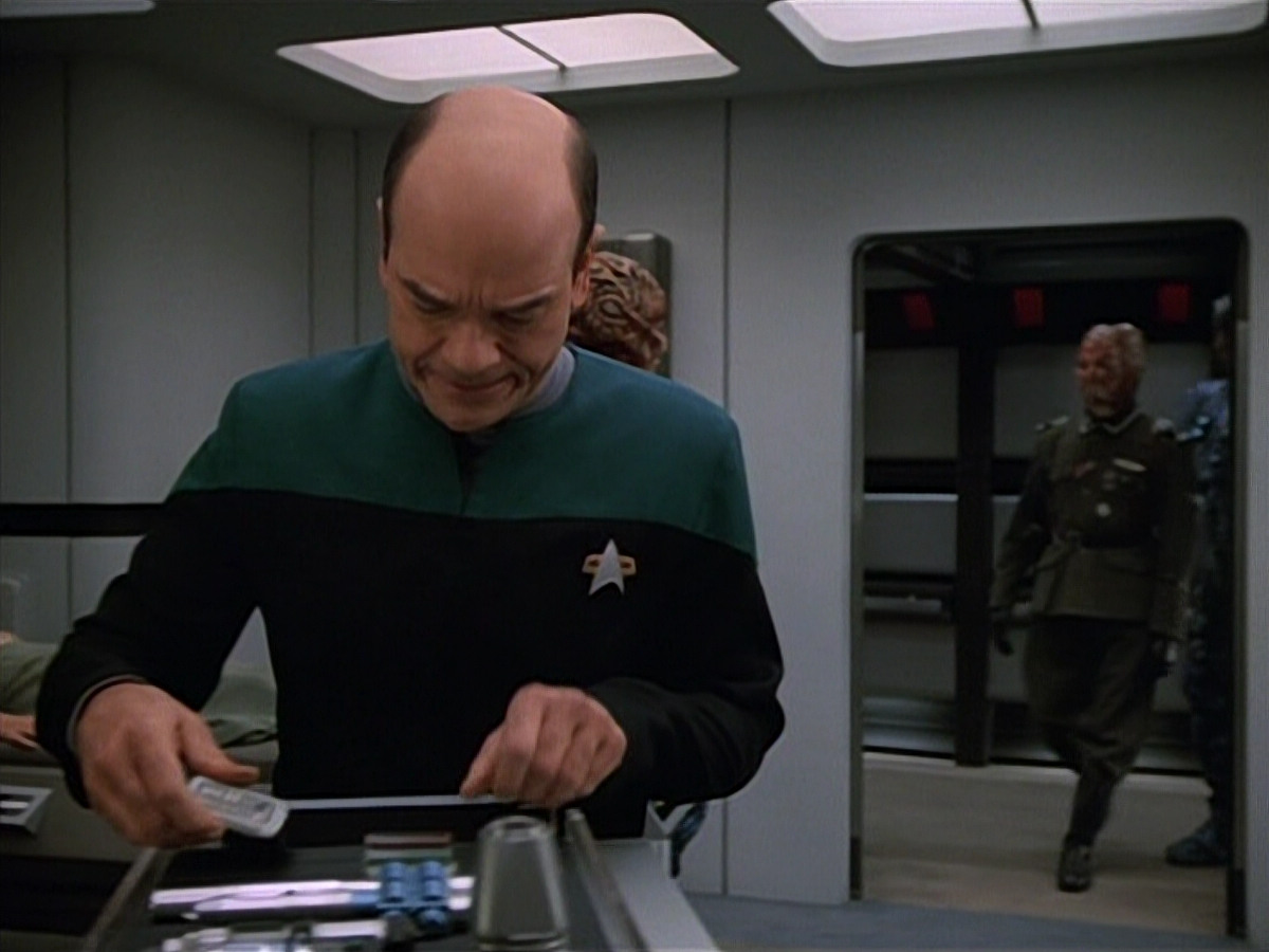 extant_StarTrekVOY_4x19-TheKillingGamePart2_01070.jpg
