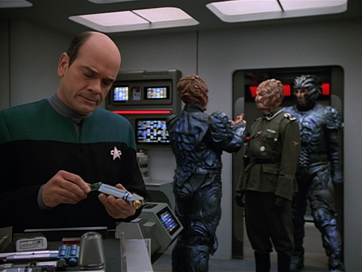 extant_StarTrekVOY_4x19-TheKillingGamePart2_01073.jpg