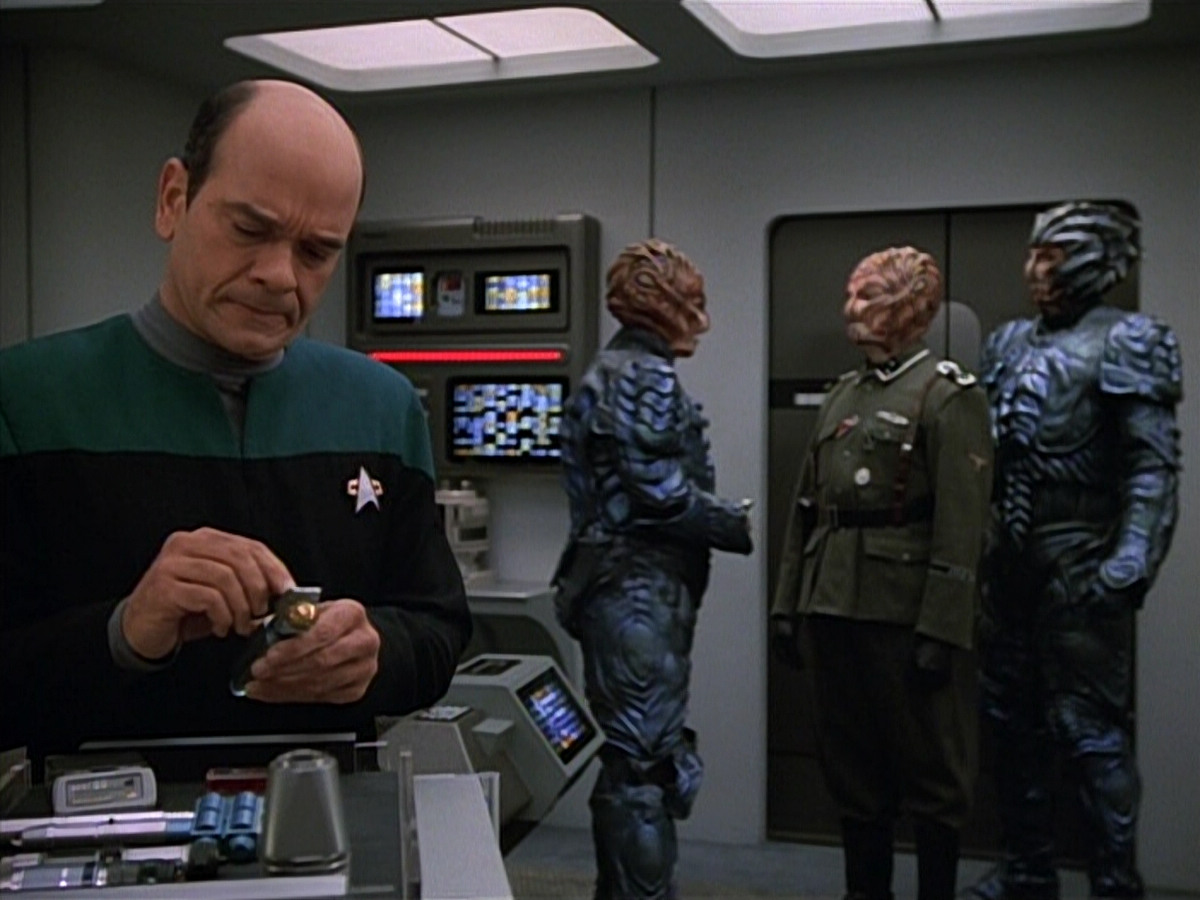extant_StarTrekVOY_4x19-TheKillingGamePart2_01076.jpg
