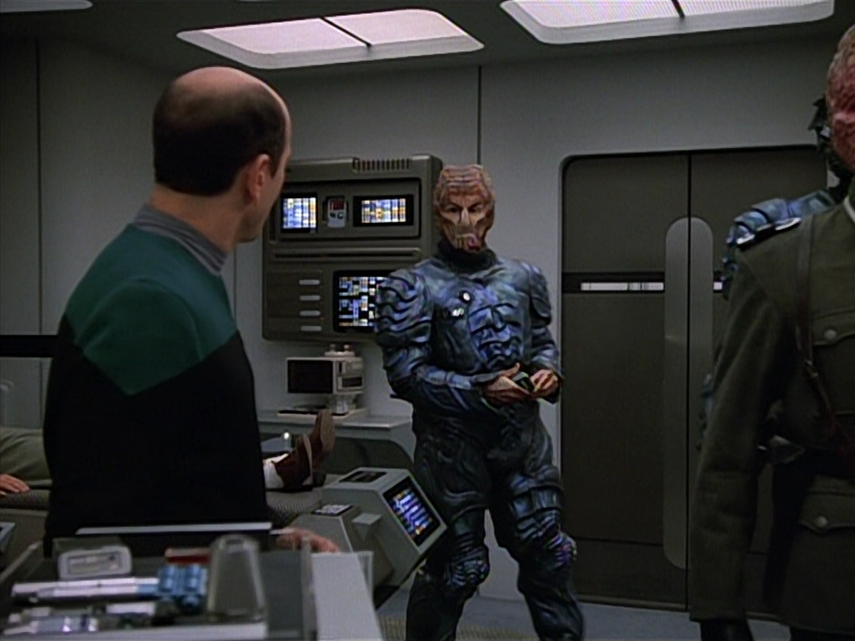 extant_StarTrekVOY_4x19-TheKillingGamePart2_01081.jpg
